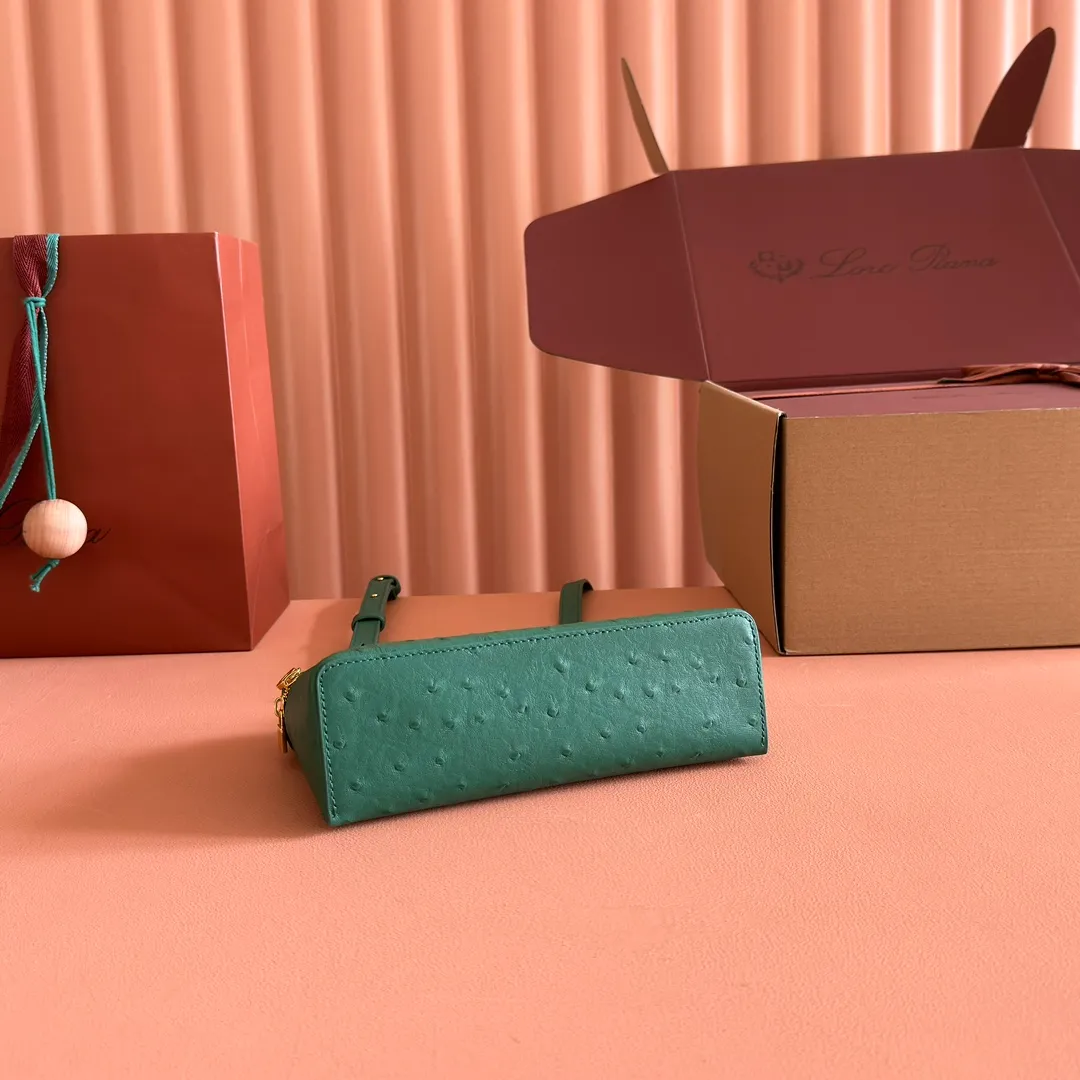 p1160💋💋💋【Original leather all-steel configuration counter complete package】 𝐋𝐨𝐫𝐨 𝐏𝐢𝐚𝐧@ Extra pocket L19 series handbag/crossbody bag The most comfortable life is when it is not defined, just like loro The material design of pian@ does not require complicated design styles. The simple and soft outline is elegant and durable, like an exquisite cosmetic case, which perfectly balances appearance and functionality. The leather is delicate and feels as soft as butter. The small bag has a large capacity. It is not only portable with a thin shoulder strap, but can also be worn cross-body. Sisters who have a special liking for minimalist style can buy it. It is simple and versatile. The simpler, the more different. Stars and Instagram celebrities are all planting it. There are two sizes of 19 cm and 27 cm. One is exquisite and casual, and the other is elegant and grand. Size: Small: length 19×width 7×height 12cm (
